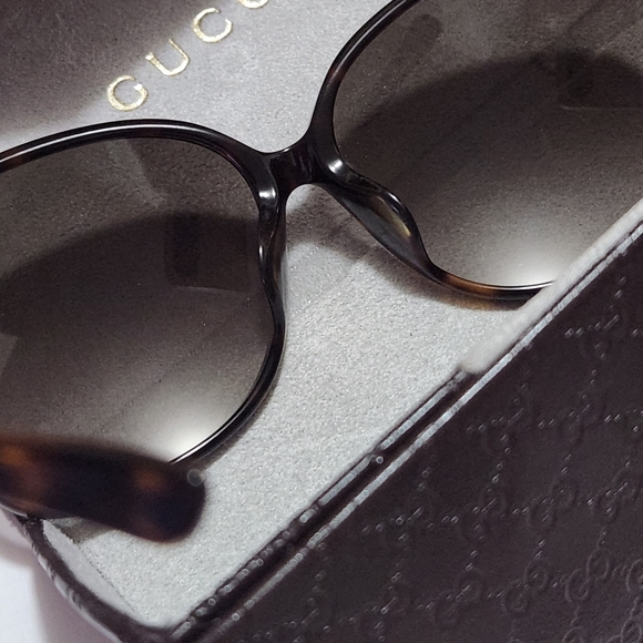 Gucci Oversized Sunglasses - Picture 12 of 15